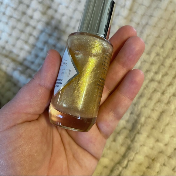 PUR Iconic Glow Illuminating Face & Body Dry Oil - Picture 4 of 5